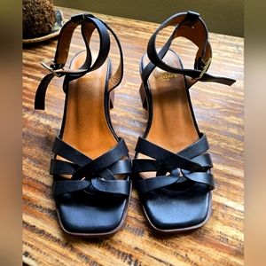 Bobbies Julia in Black